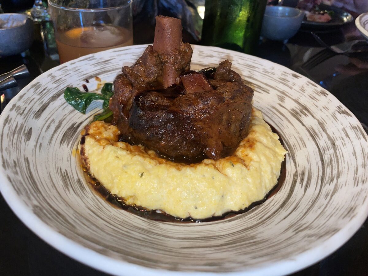 Story Book Dining at Artist Point with Snow Whiteの食事内容（アントレ）Magic Mirror's Slow-braised Pork Shank