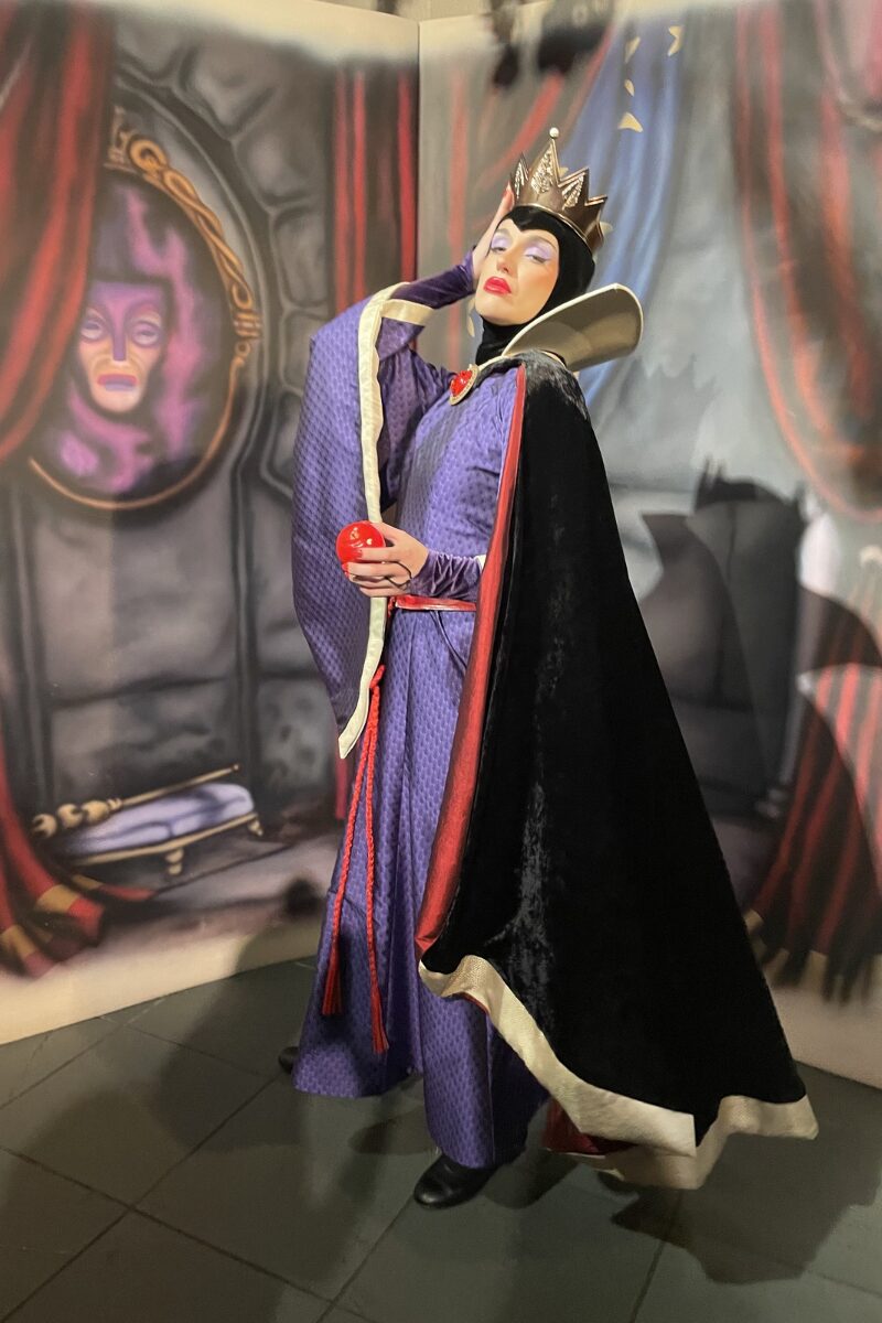 Story Book Dining at Artist Point with Snow Whiteの女王様 (Evil Queen)
